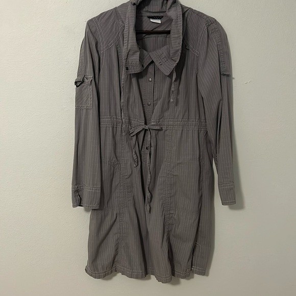 Columbia Women’s gray and white cargo style pinstripe dress, women’s size Large. - Picture 1 of 10
